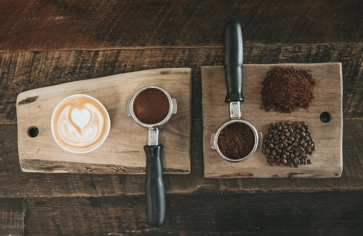 Schaufenster des Kaffeehauses mit Firmenschild am Eingang