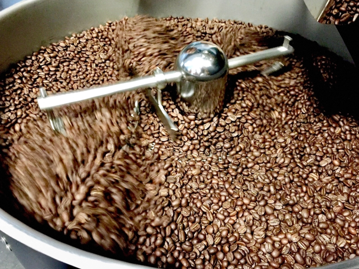 Aktenordner neben einer Espressotasse