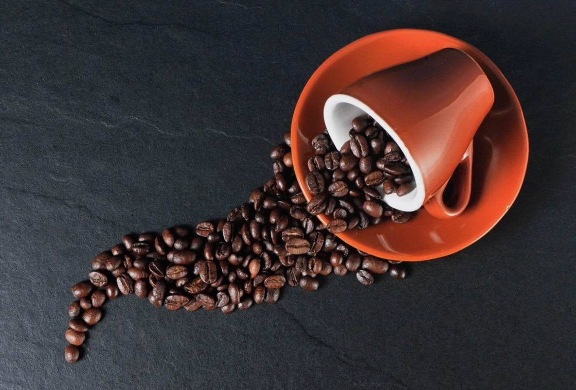 Kaffeetassen auf dem Amts-Schreibtisch