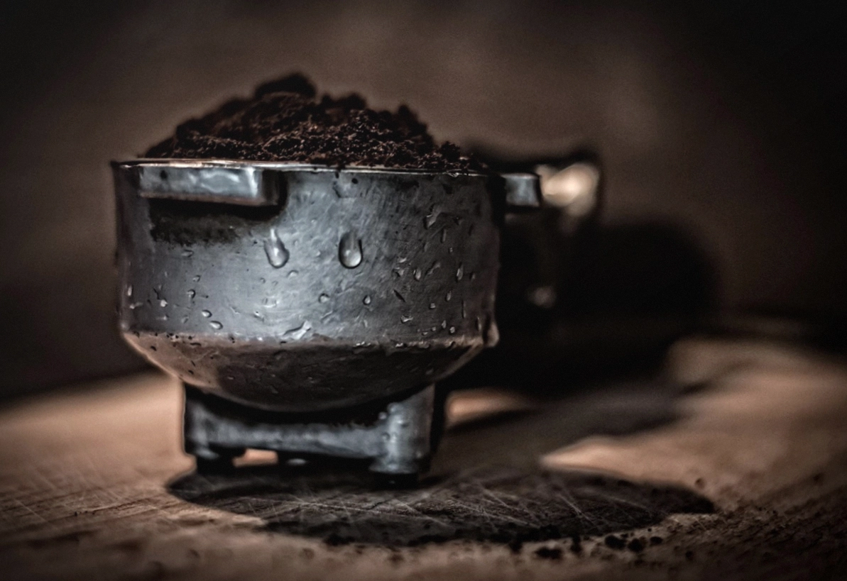 Barista stempelt eine Reservierungsnotiz hinter den Tresen