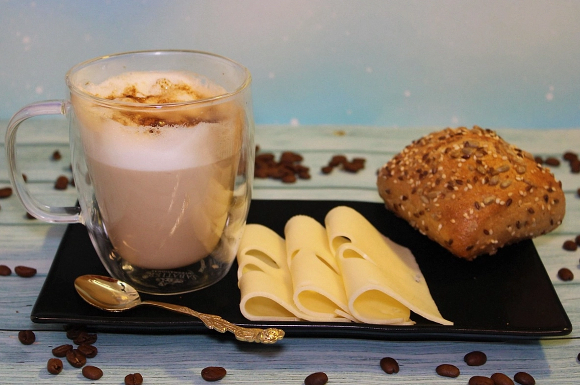 Außenansicht des Kaffeehauses bei Abendlicht