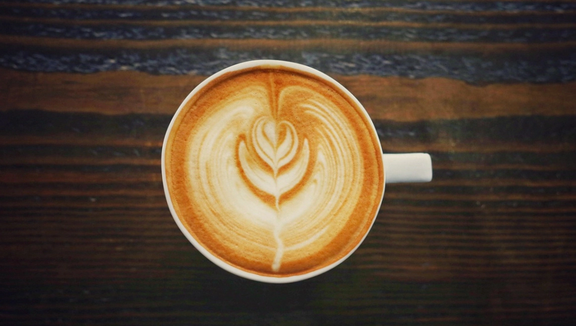 Cupping-Tisch mit Verkostungsschalen und Notizzetteln