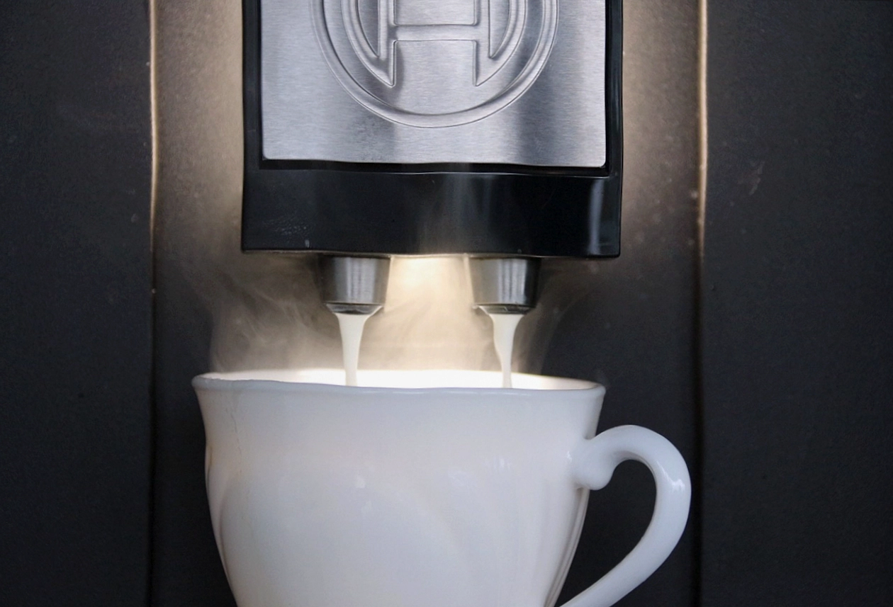 Frisch gebrühter Kaffee wird auf ein Tablett gestellt