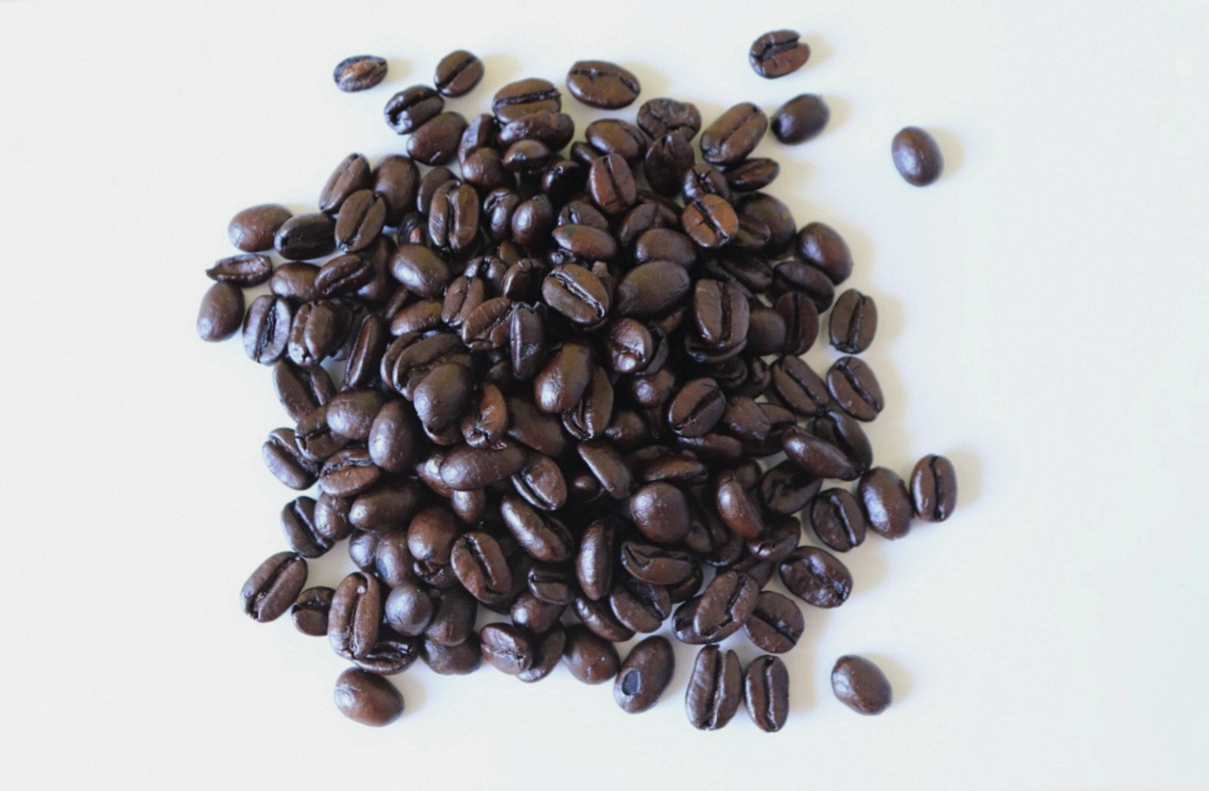 Hafermilch wird in einen Cappuccino gegossen
